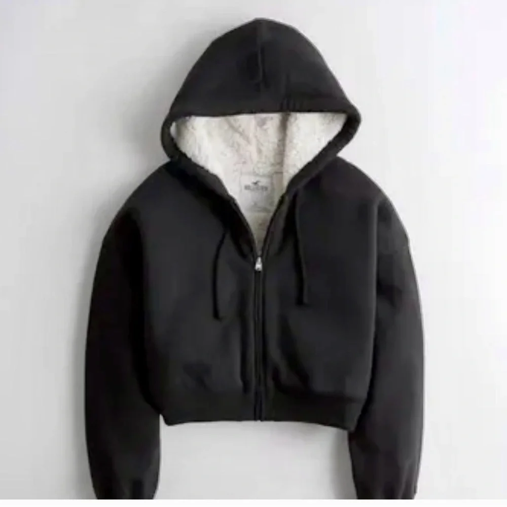 Hollister Women's Black Oversized Sherpa Cropped Hoodie - Picture 9 of 9